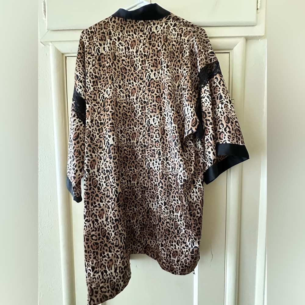 Victoria’s Secret Leopard Print Robe, Size XS/S - Picture 3 of 3